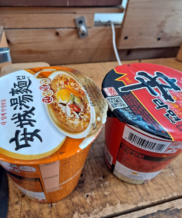 작은 사발면 두개