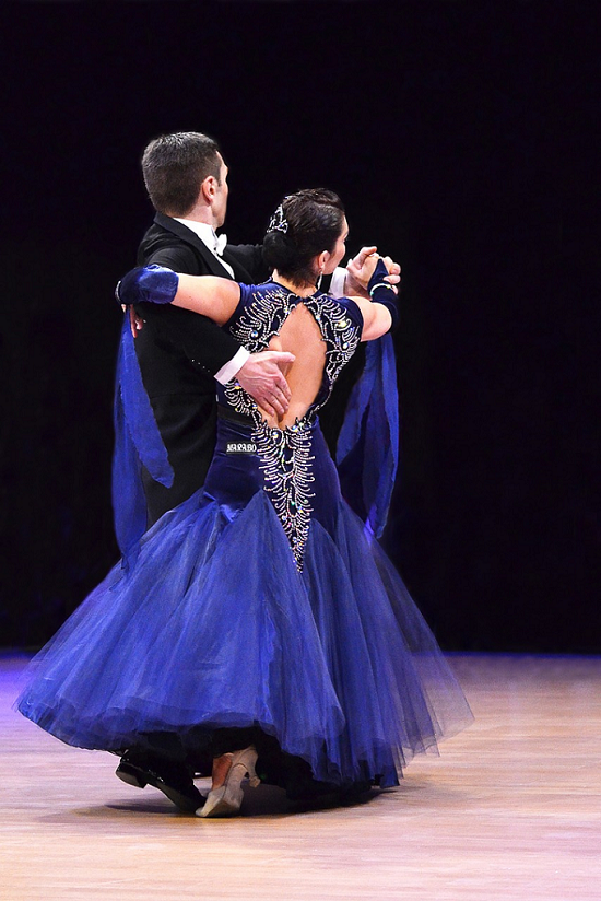 탱고 춤을 추는 댄서들