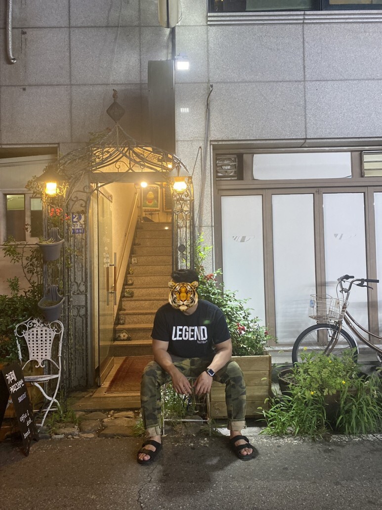 데일리 룩(오뭘입)_강경원 레전드 티셔츠, 레전드 티셔츠, 카모바지 보세, 버켄스탁 샌들, 꿀조합코디, OOTD