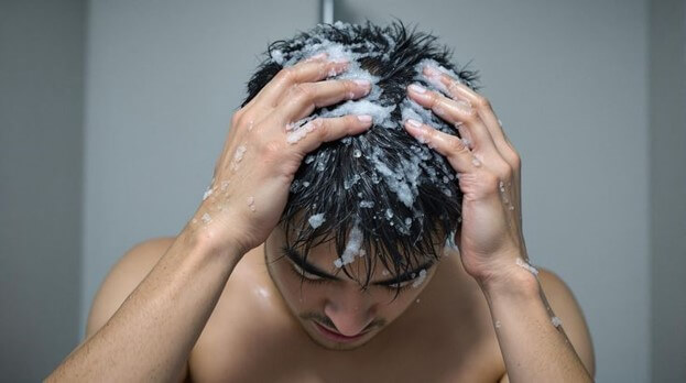 역실에서-머리에-샴푸를하고-두손으로-머리감는-남성