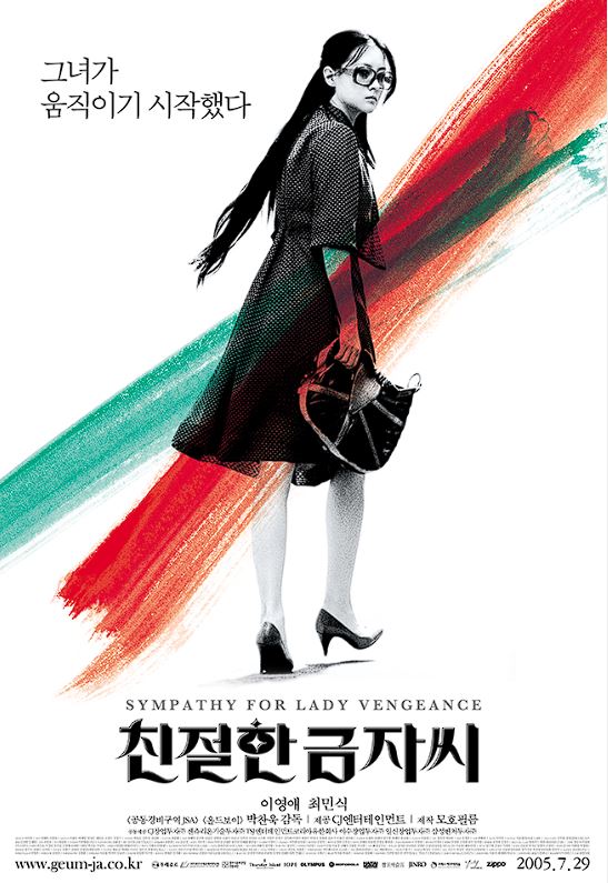 원피스를 입고 살짝 뒤돌아 보는 여자