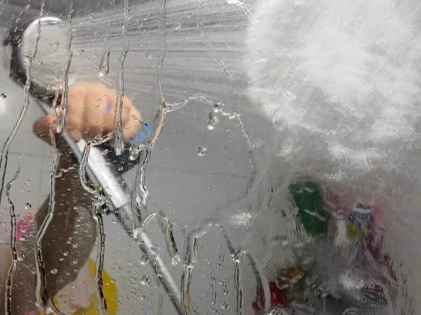 거울-물뿌려-충분히-적셔주는-사진