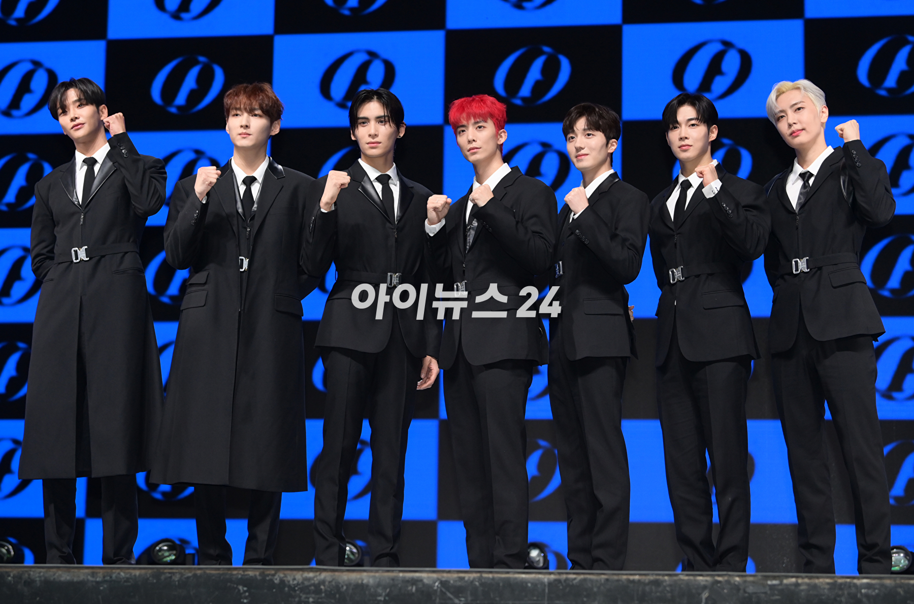 그룹 SF9(에스에프나인)이 9일 오후 서울 광장동 예스24 라이브홀에서 진행된 미니 12집 '더 피스 오브 나인(THE PIECE OF9)' 쇼케이스에 참석해 타이틀곡 '퍼즐' 무대를 선보이고 있다. [사진=정소희 기자]