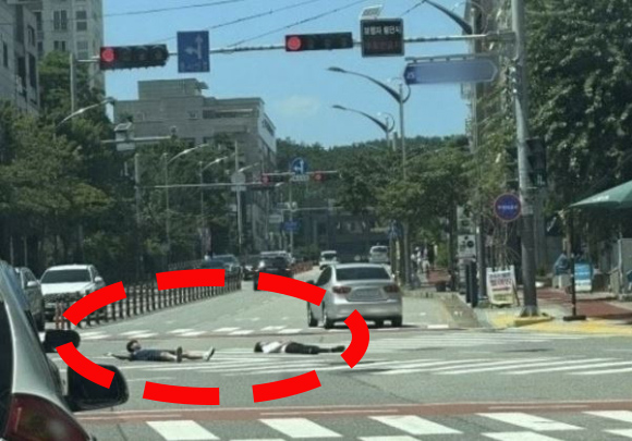 어린이들이 도로 한복판에 누워 운전자를 위협하는 식의 사례가 속속 발생하고 있다. [사진=온라인 커뮤니티 캡처]