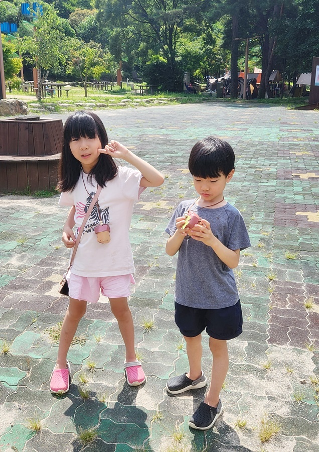 만든 도토리 목걸이를 자랑하는 쿠앙이와쿠웅이