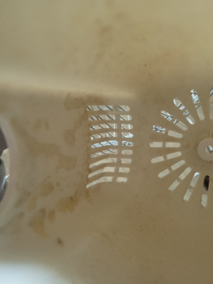 선풍기 커버에 윤활유가 튄 모습