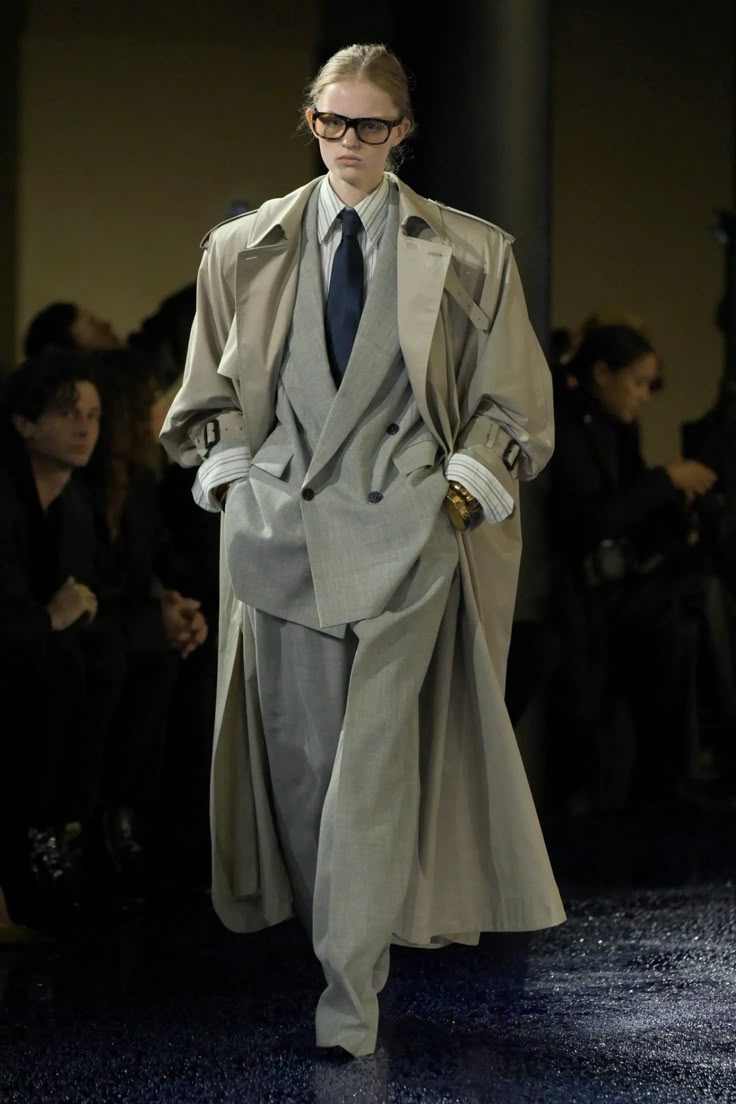 생로랑 봄 컬렉션 모던 테일러링 스트럭처 룩 2025년 S/S