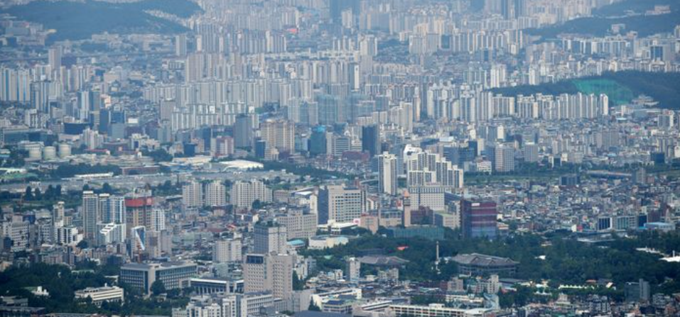 서울 집값이 들썩이고 있다.