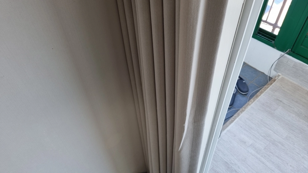 커튼에 생긴 주름