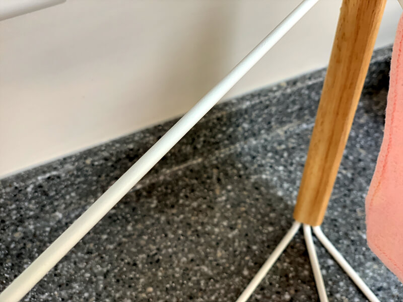 스테인레스의 행주걸이대를 정교한 화이트컬러의 페인트로 분체도장한 모습입니다.