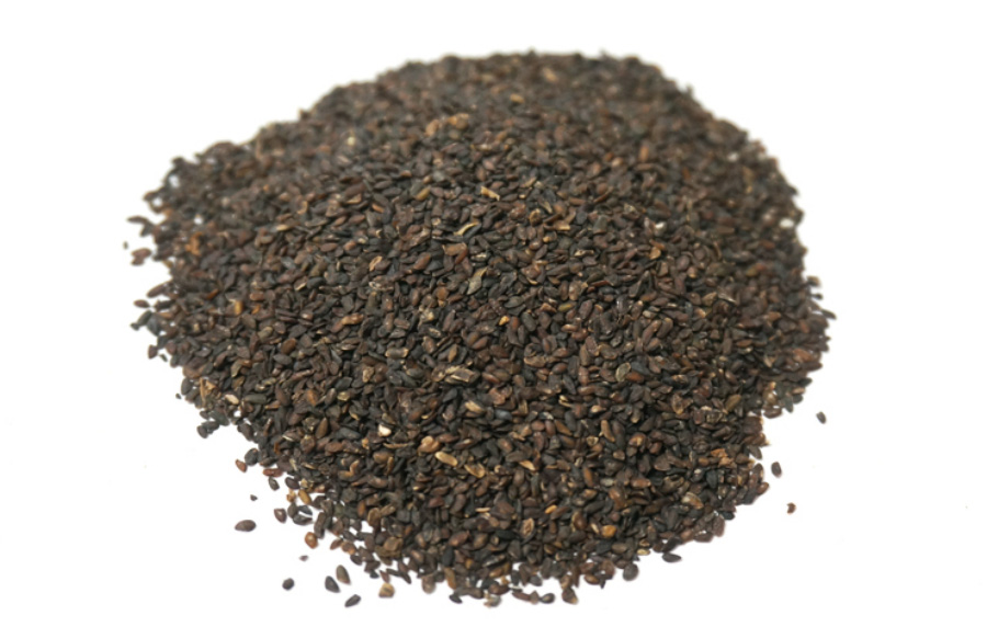 야생에서 채취를 한 질경이의 씨앗, 즉 차전자를 하얀 바닥 위에 수북하게 쌓아두고 찍은 사진