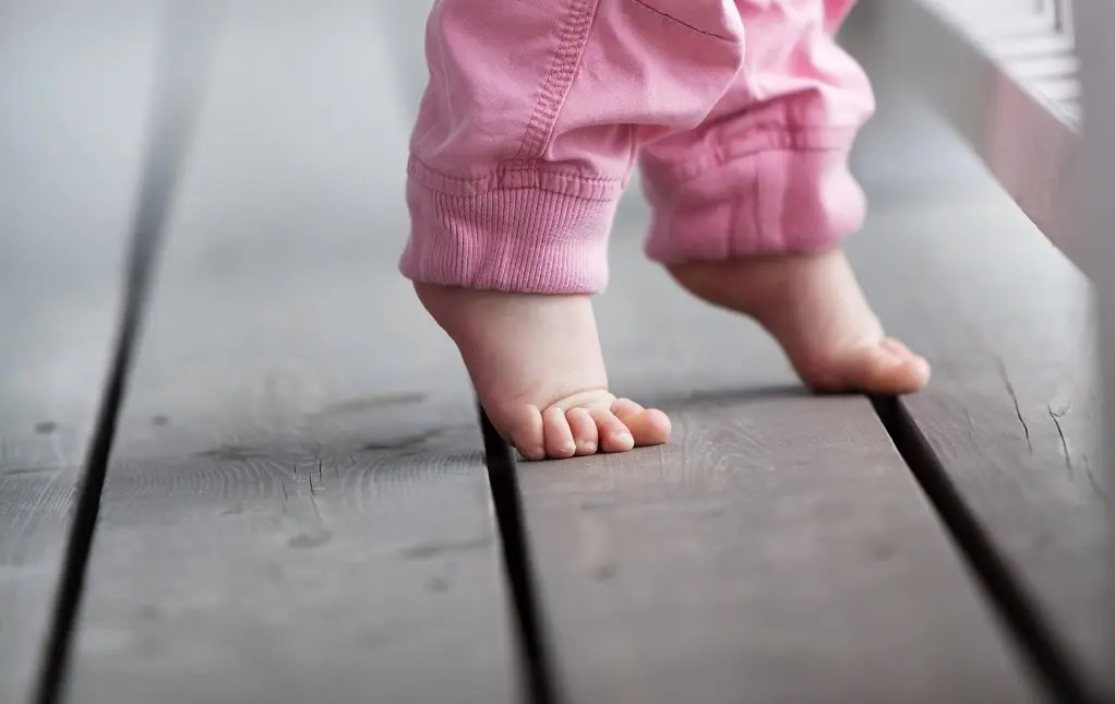 아기 까치발 서기