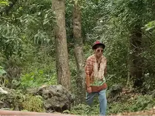 개그맨 김용 근황으로 제주도 숲속을 걷고 있는 모습