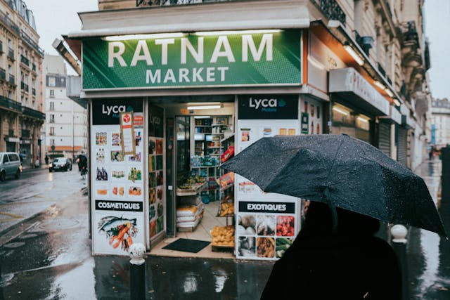 날씨 비 예보 우산 쓴 사람