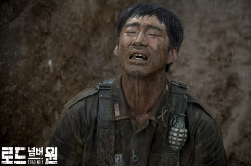 육군 복장에 진흙 범벅으로 울부짓고 있는 드라마 로드 넘버원의 윤계상