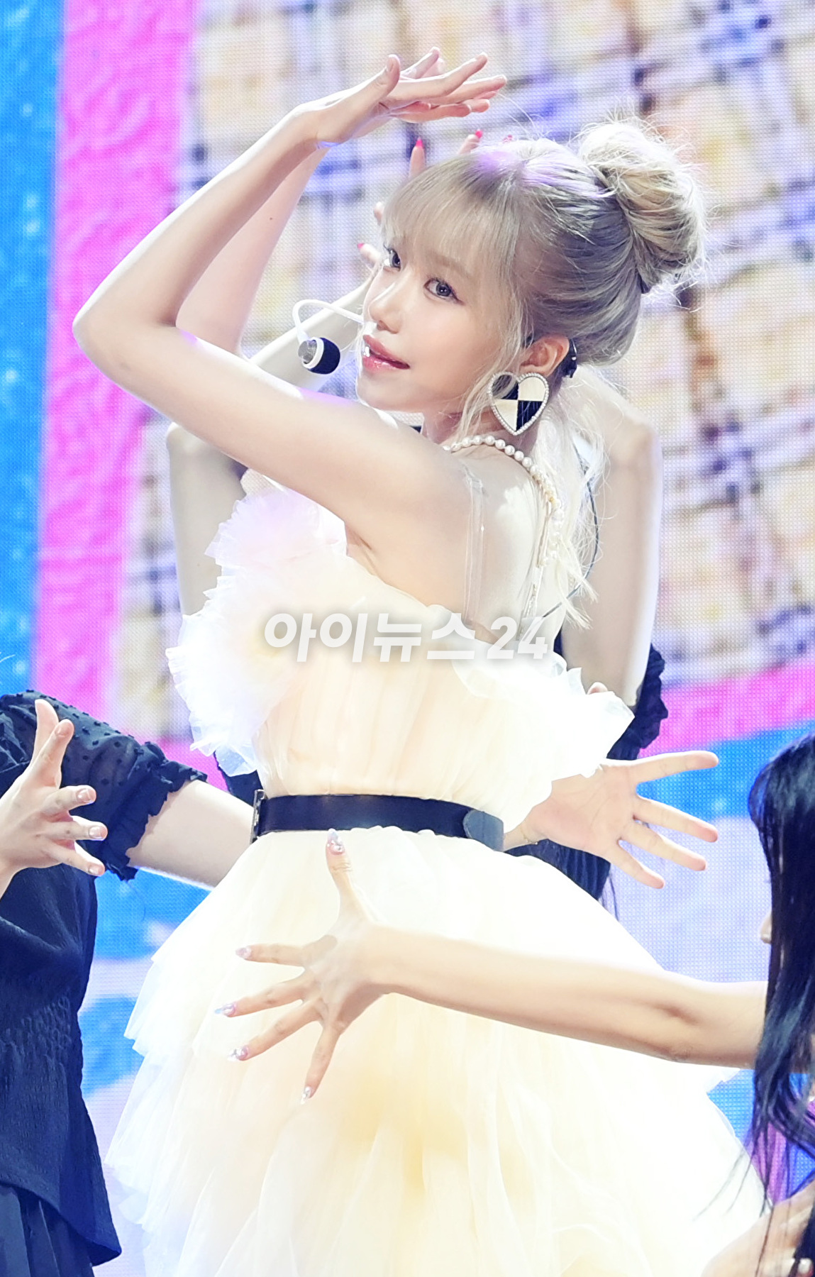 가수 조유리가 9일 오후 서울 광진구 광장동 예스24라이브홀에서 진행된 두 번째 미니 앨범 '러브 올'(LOVE ALL) 발매 기념 쇼케이스에 참석하고 있다. [사진=정소희 기자]