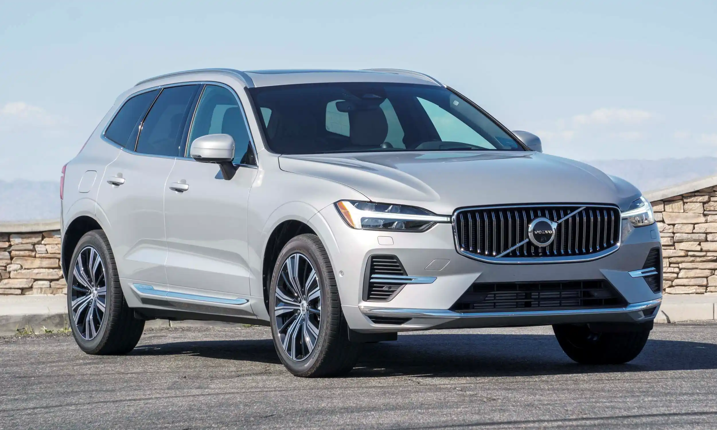볼보 신형 XC60 리차지 PHEV 가격 실구매가 모의견적 제원 옵션 카탈로그 외관 디자인 내부 색상 디자인 인테리어 편의사양 안전사양 총정리