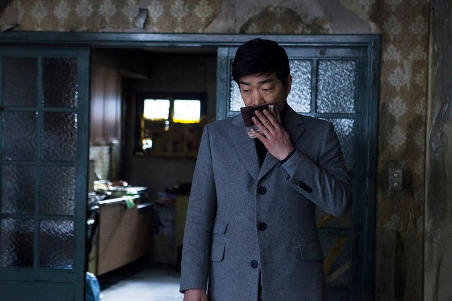 손수건으로 코를 막고 형이 살던 집을 둘러보는 백성수