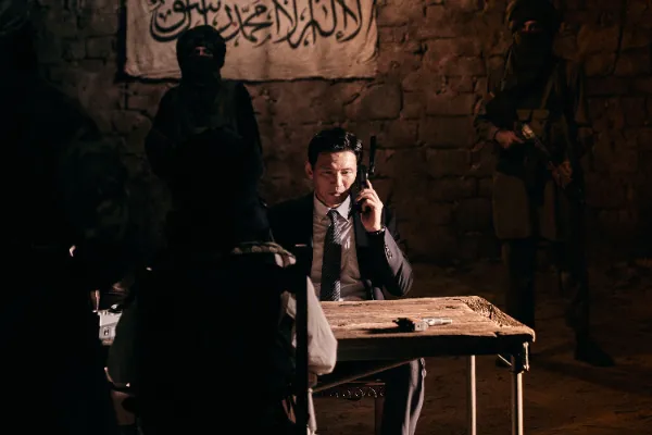 탈레반 사령관과 교섭 중인 정재호(황정민)