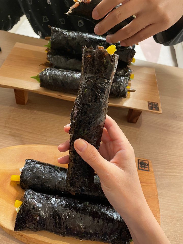 김밥 먹는 사진 