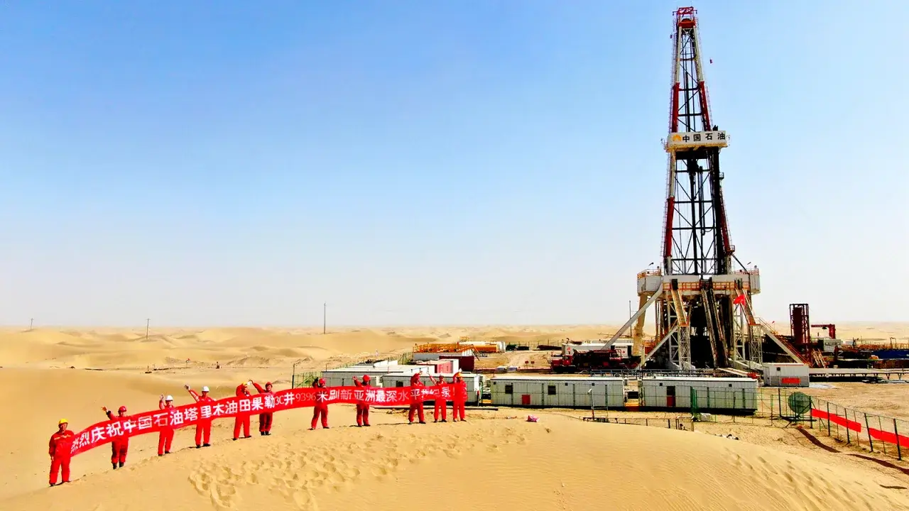 중국 신장 위구르 자치구 샤야 현 타클라마칸 사막의 타림 유전에서 현수막을 들고 있다.