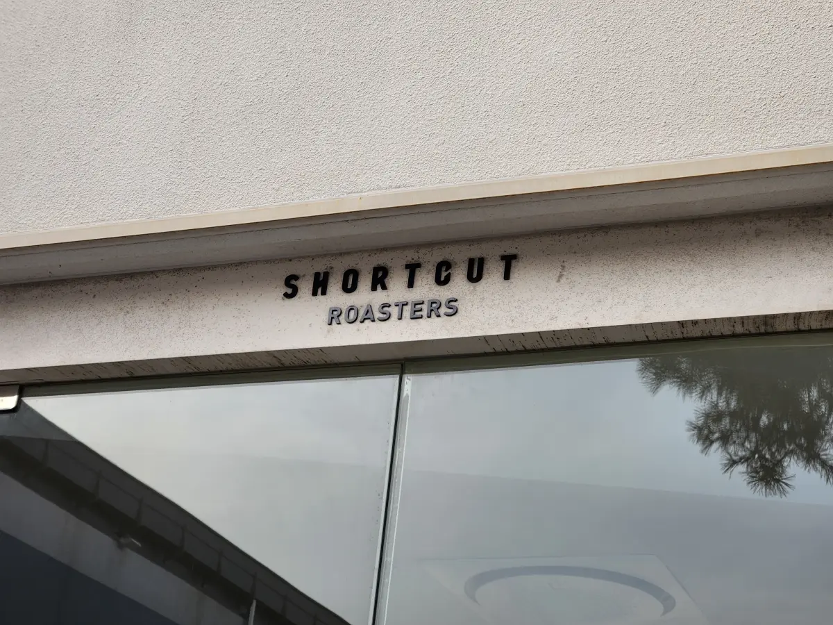 서울-근교-데이트-장소-추천-일산-성석동-숏컷로스터스-대형-카페-매장