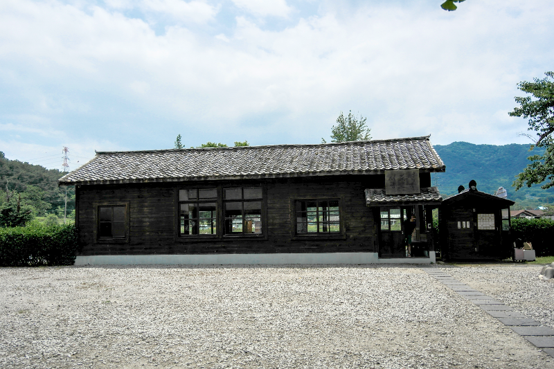 오래된 나무와 기와 그리고 흐릿하게 서도역 역간판이 있는 서도역