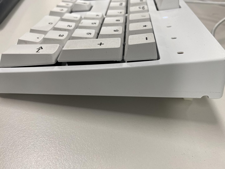 흰색-키보드-옆면-두께-체감