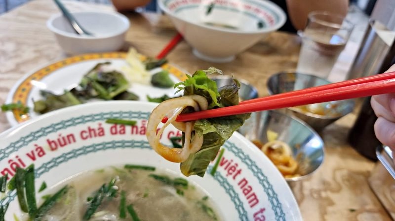 양파절임은 소스에 버무려 먹어요