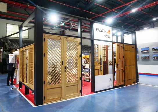 한옥 박람회에 전시된 한옥 시스템 창호