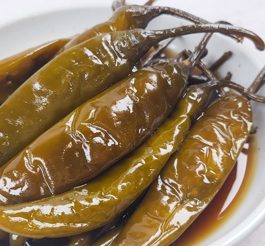 고추장아찌 만드는법 : 간장에 잠겨있는 고추