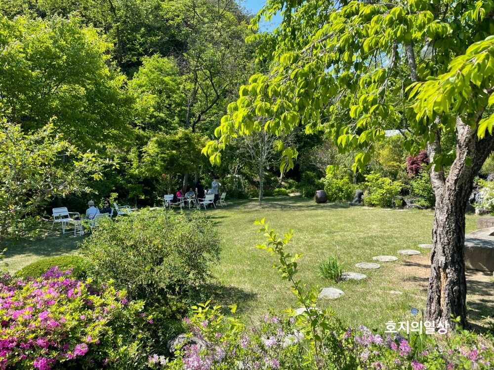 홍천 카페 맛집 러스틱 라이프 - 야외 정원석