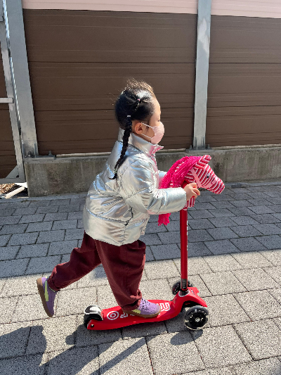 마이크로킥보드 맥시 디럭스를 타는 여자 아이