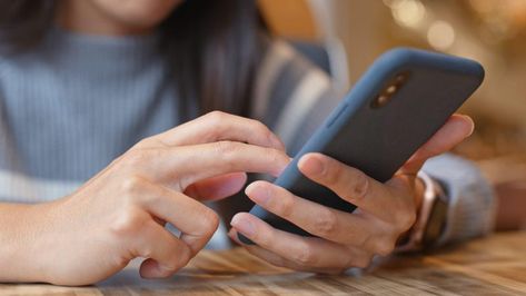 핸드폰을 보고 있는 여성