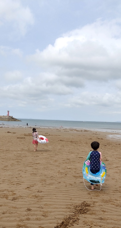 튜브를 들고 바다로떠나는 아이들