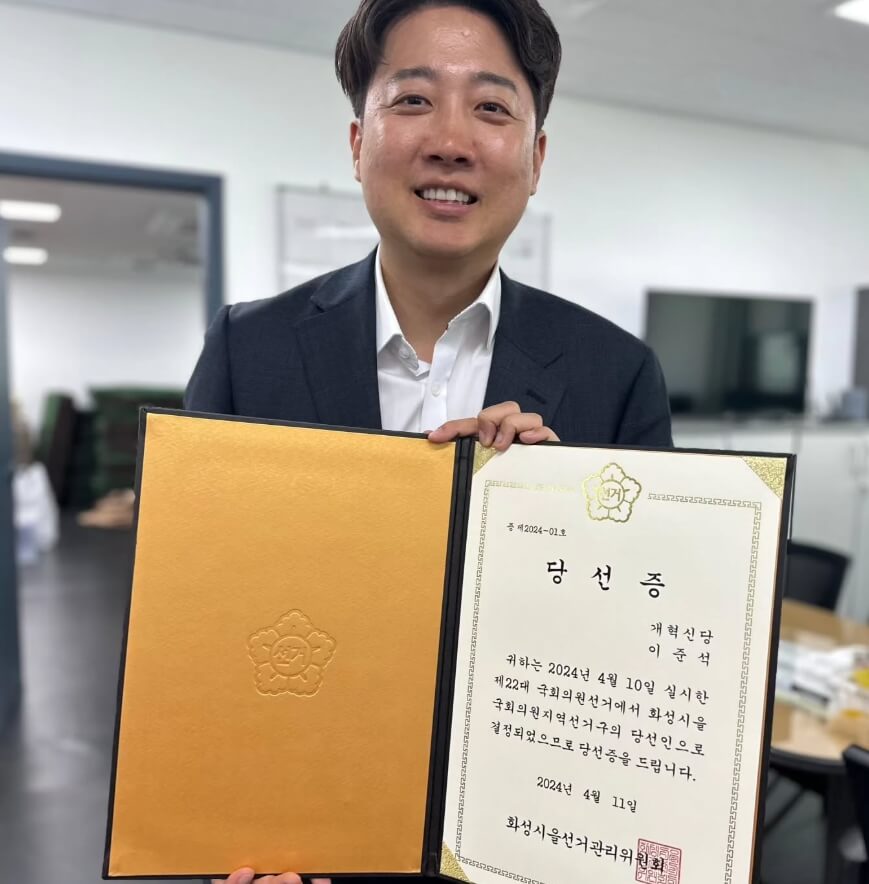 상장을들고있는-정장입은남성의모습