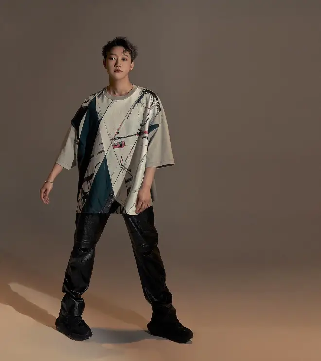 싱어게인3-
브라운배경 흰 긴팔와이트티에 검은바지 짧은머리를 하고 서있는 40호