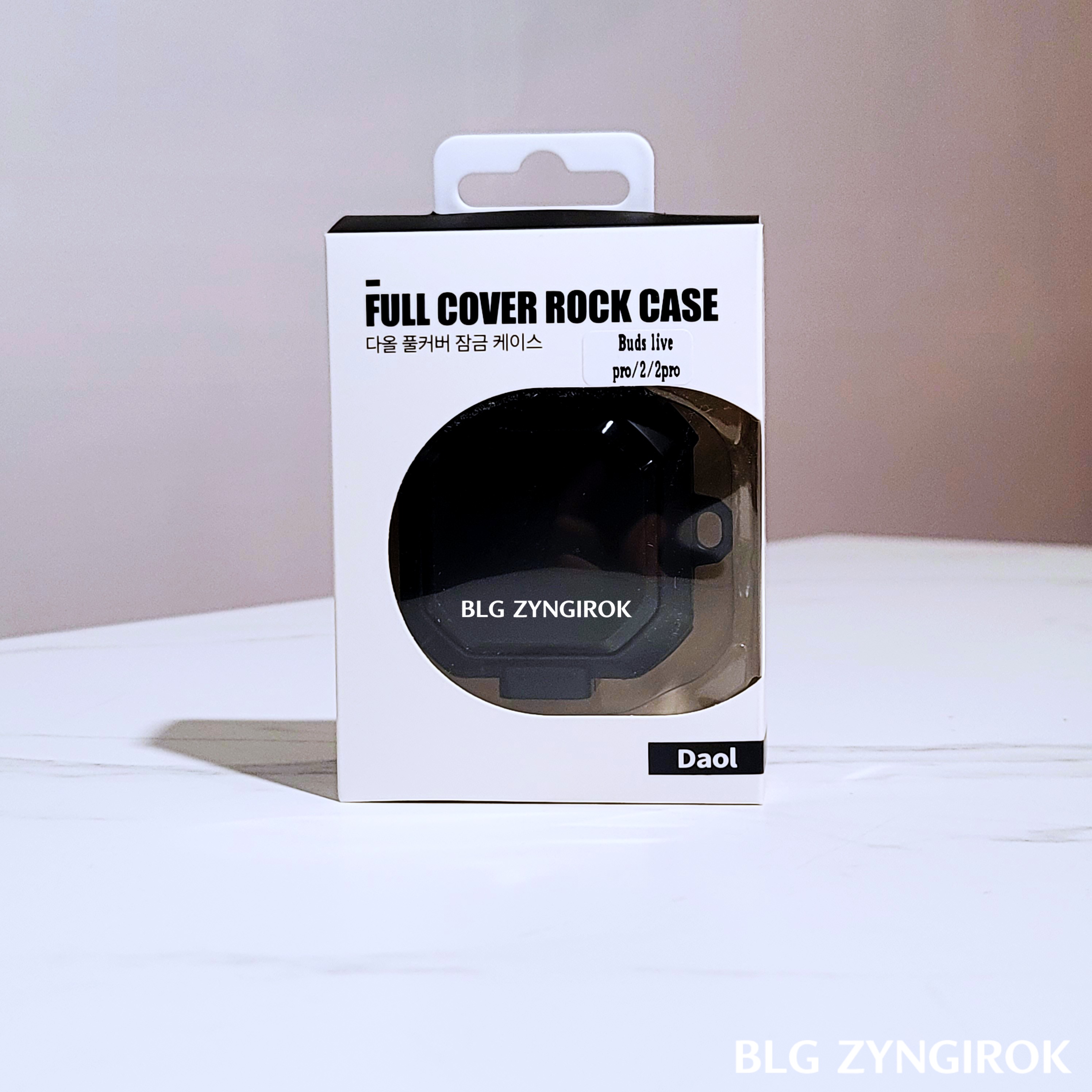 다올-풀커버-잠금-케이스-상자가-테이블-위에-놓여있다.