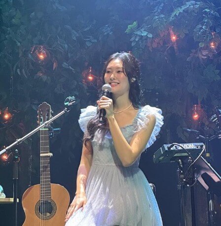 가수-신지훈이-무대에서-웃고있는-사진