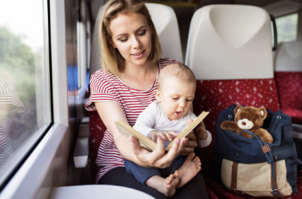 아기와 여행하는 이미지