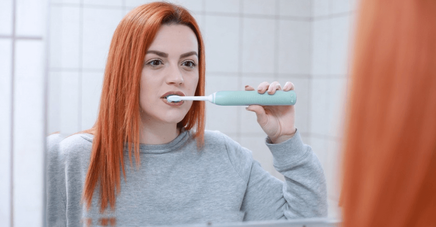 이를 닦고 있는 여성