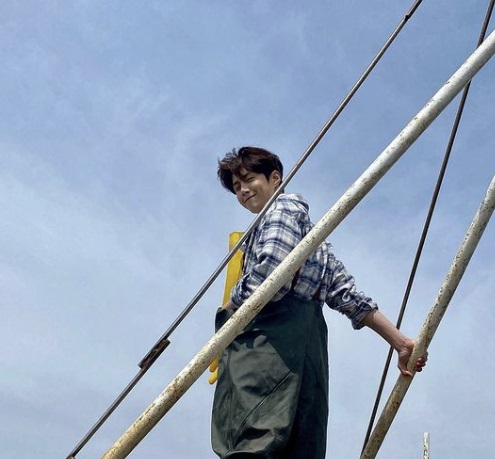 배우-김선호-웃는-사진