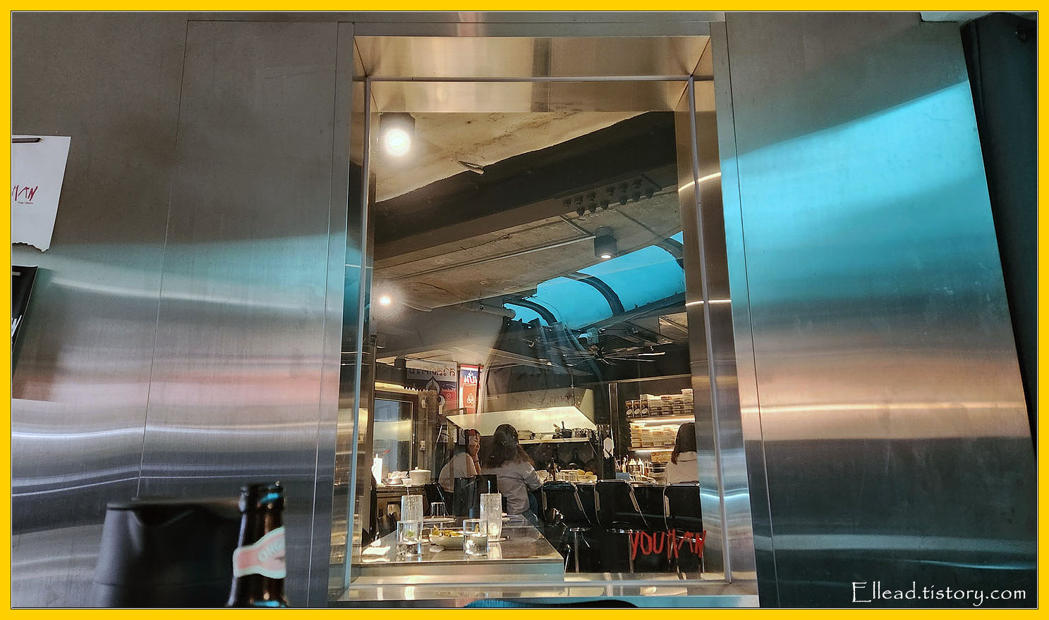 창을 통해 들여다본 내부의 모습