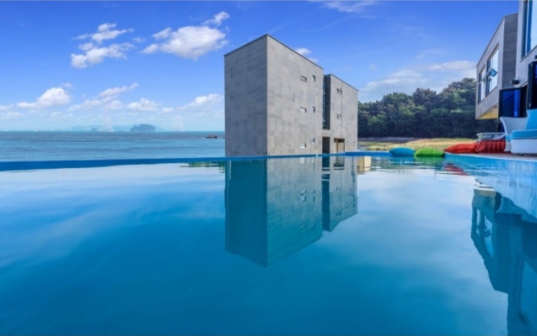 오블리크 수영장