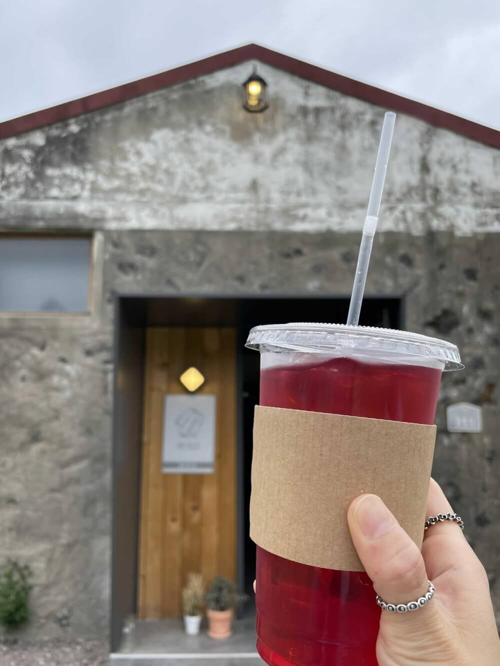 제주-카페-테-히비스커스-아이스티-테이크-아웃-모습