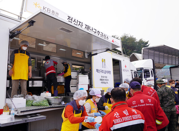 산청 산불 피해 지역 복구 봉사활동 중인 자원봉사자들
