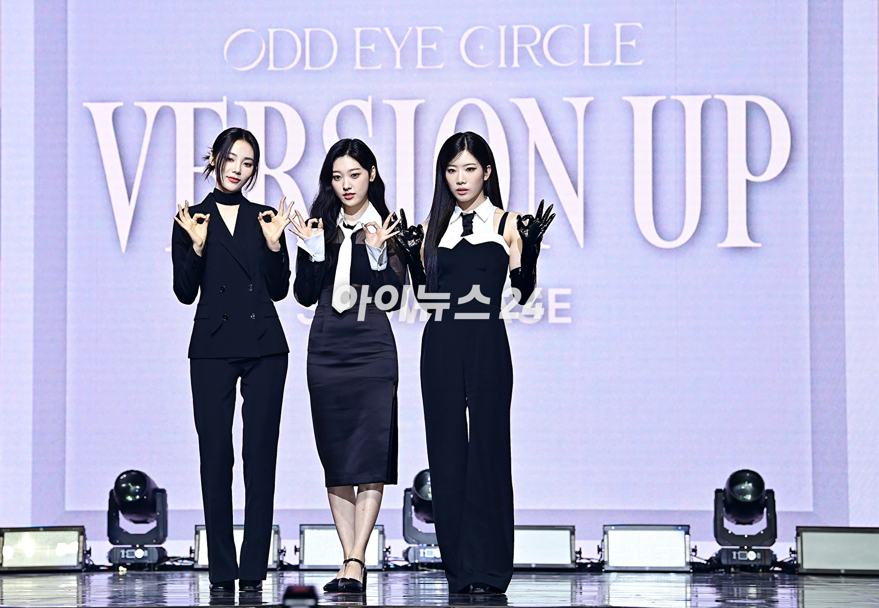 오드아이써클이 12일 오후 서울 광진구 예스24 라이브홀에서 열린 미니앨범 &lsquo;버전 업&rsquo;(Version Up) 쇼케이스에서 포토타임을 갖고 있다. [사진=곽영래 기자]