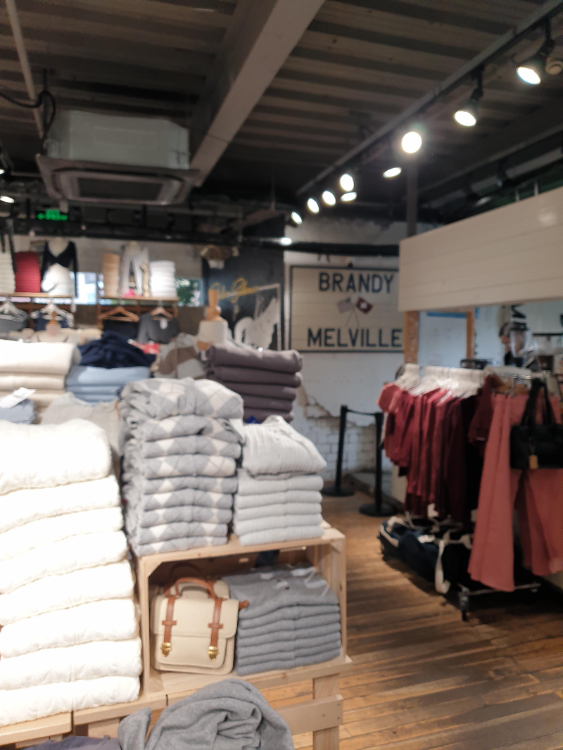 브랜디 멜빌의 잘 접혀서 쌓인 상의류.