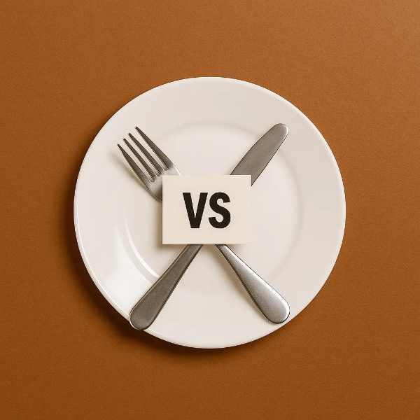 포크와 나이프가 X자로 놓인 접시 위에 VS 카드가 올려져 있는 상징적 이미지