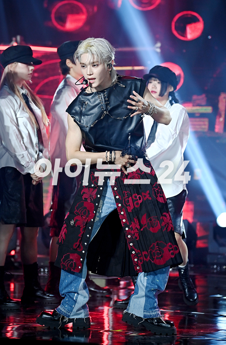 >NCT 멤버 태용이 5일 오후 서울 강남구 논현동 SJ쿤스트할레에서 열린 첫 번째 미니앨범 'SHALALA (샤랼라) 발매 기념 미디어 쇼케이스에서 타이틀곡 '샤랼라' 무대를 선보이고 있다. [사진=곽영래 기자]